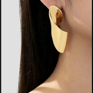 Metal Curl Up Wide Ribbon Earrings